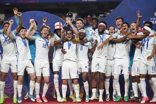 Así celebró Inglaterra su triunfo en el Mundial Sub 20. AFP PHOTO / JUNG Yeon-Je