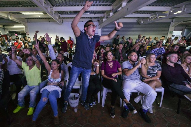 Así vivieron los caraqueños el momento de gloria de la Vinotinto Sub 20 en el césped. AFP PHOTO / LUIS ROBAYO