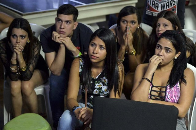 Así vivieron los caraqueños el momento de gloria de la Vinotinto Sub 20 en el césped. AFP PHOTO / LUIS ROBAYO