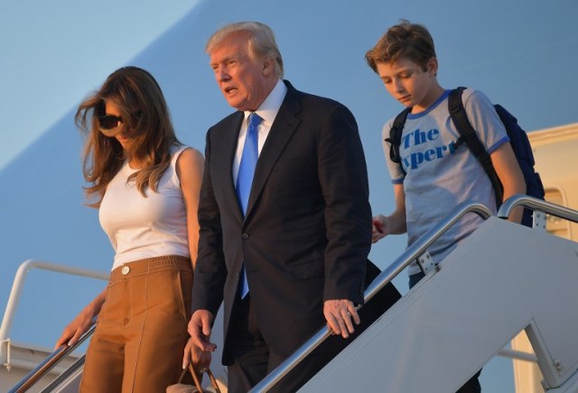 US President Donald Trump (C), first lady Melania Trump, and their son Barron Trump walk off Air Force One after arriving at Andrews Airforce base, Maryland on June 11 2017. Trump is returning to Washington, DC after spending the weekend at this Bedminster, New Jersey golf club. / AFP PHOTO / MANDEL NGAN