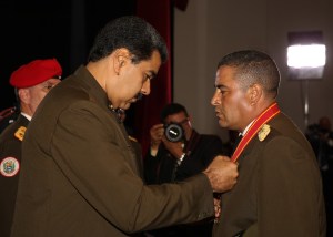 Tras asedio contra la AN y maltrato a Borges, Maduro condecora al coronel “gorila” Lugo (Video)