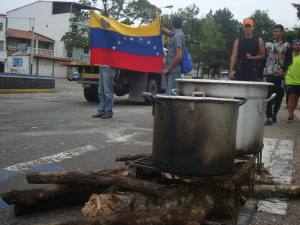 Cocinaron a leña en plena vía pública de Táchira tras escasez de gas doméstico en la entidad