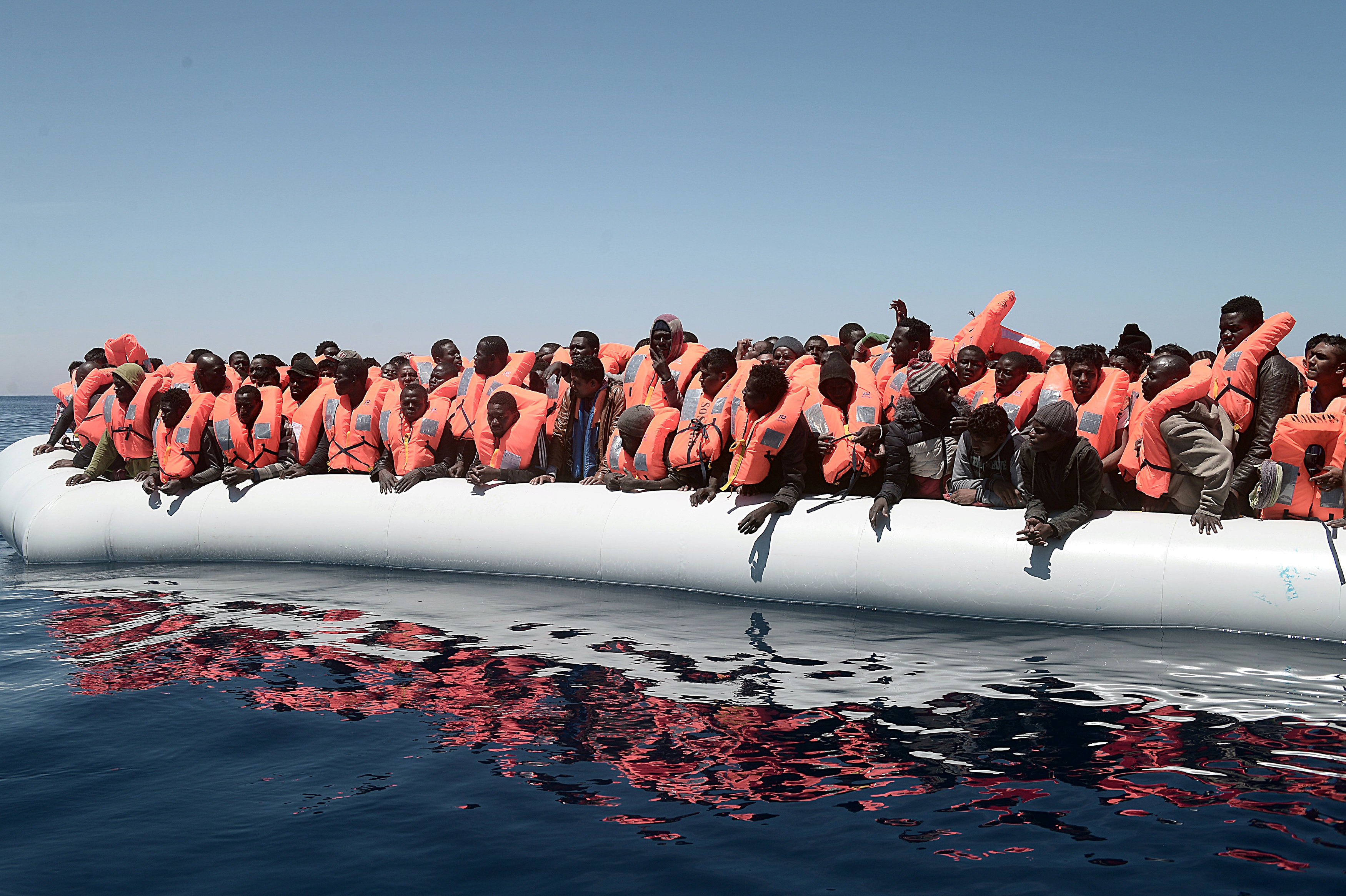 Acnur denuncia que 2.000 migrantes ha muerto este año en el Mediterráneo