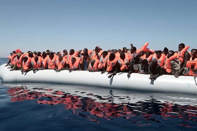 Un rescate de migrantes en el Mar Mediterráneo (Foto: Reuters / Archivo)