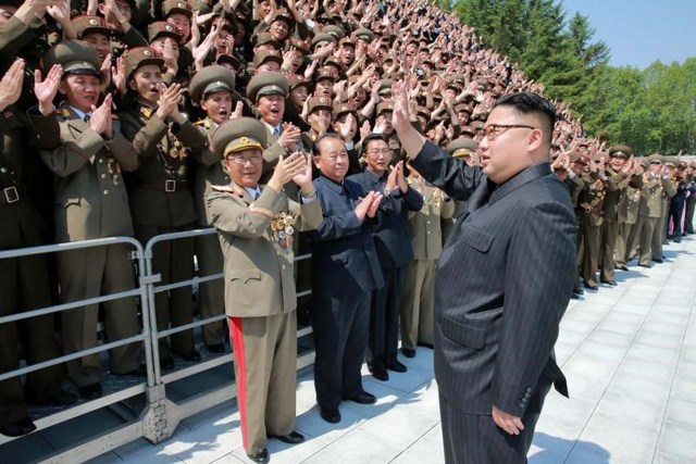Corea del Norte disparó el domingo un proyectil no identificado, dijo el Ejército de Corea del Sur, una semana después de que ensayara un misil de medio-largo alcance que los expertos dijeron suponía un avance significativo en el programa balístico del aislado estado. En la imagen, el líder norcoreano Kim Jong Un saluda a científicos y técnicos de su país en una foto tomada en una fecha desconocida y distribuida por la agencia norcoreana KCNA, el 20 de mayo de 2017.  KCNA/via REUTERS
