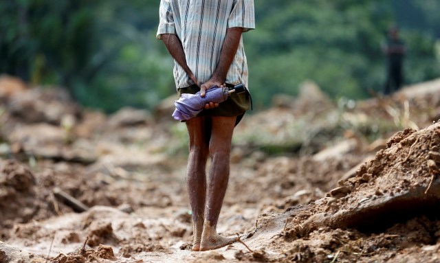 IMAGEN DE ARCHIVO: Un hombre observa los deslizamientos de tierra en Kalutara, Sri Lanka. 28/05/2017. Bangladés elevó al máximo nivel su alerta de riesgos por tormentas el lunes, mientras un fuerte ciclón se intensificaba al acercarse a la costa del país, en el que se espera que toque tierra en las primeras horas del martes. REUTERS/Dinuka Liyanawatte