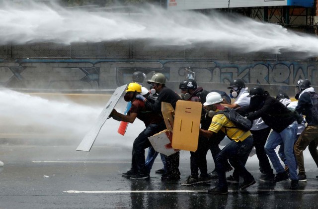 Demonstrators clash with riot security forces while rallying against Venezuela's President Nicolas Maduro in Caracas, Venezuela, May 31, 2017. REUTERS/Carlos Garcia Rawlins TPX IMAGES OF THE DAY