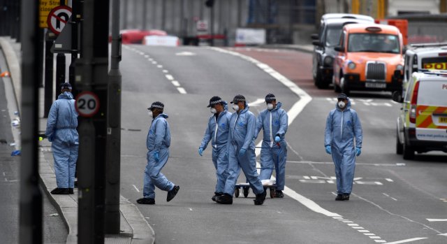Forenses hacen los trabajos de investigación en el lugar del atentado (Foto: Reuters)