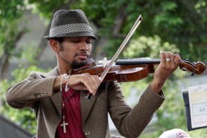 Wuilly Arteaga hizo sonar su violín a favor de la paz en Chacaíto (Fotos)