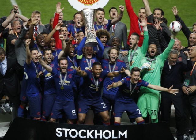 Los jugadores del Manchester United festejando tras obtener la Europa League en Estocolmo (Foto: Reuters)