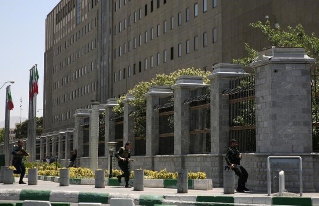 Hombres armados asaltaron el Parlamento de Irán el miércoles por la mañana y abrieron fuego en el Mausoleo del ayatolá Jomeini, a unos kilómetros al sur de la capital, en ataques casi simultáneos que acabaron con la vida de hasta siete personas, informaron medios. En la imagen, miembros de las fuerzas iraníes corren durante un ataque al edificio del Parlamento, en Teherán, el 7 de junio de 2017. TIMA via REUTERS