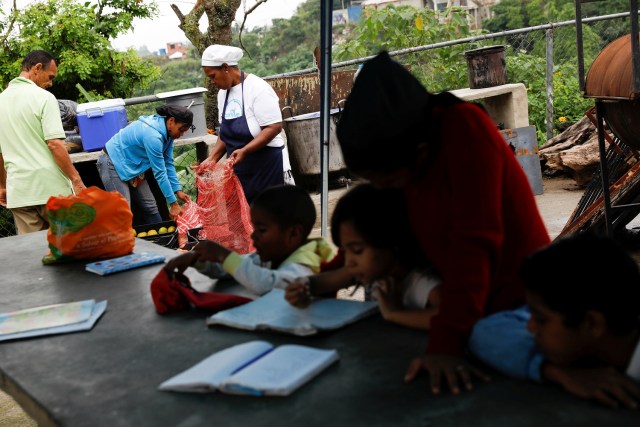 Los partidarios de la oposición que trabajan como voluntarios organizan la comida donada en un comedor para niños, en el barrio La Vega de Caracas, Venezuela, el 23 de mayo de 2017. Foto tomada el 23 de mayo de 2017. REUTERS / Carlos Garcia Rawlins