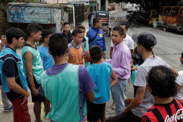 Leandro Buzon, voluntario, habla con los niños sobre un torneo de baloncesto organizado por opositores en el barrio de los 23 de Enero en Caracas, Venezuela, el 19 de mayo de 2017. Foto tomada el 19 de mayo de 2017. REUTERS / Marco Bello