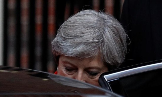 La primera ministra británica, Theresa May, abandona la sede del Partido Conservador tras las elecciones británicas en Londres, 9 de junio del 2017. May se enfrentaba el viernes a llamados para que renuncie, luego de que su apuesta para fortalecer una mayoría parlamentaria se volvió en su contra, generando confusión en la política británica y la posibilidad de que se retrase la negociación para el Brexit. REUTERS/Peter Nicholls