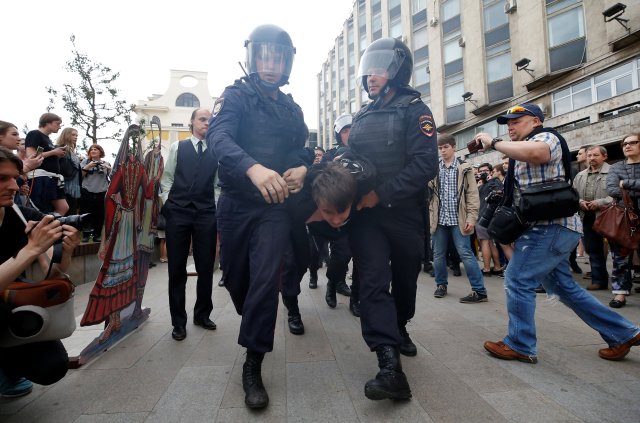 Riot police detain a demonstrator during an anti-corruption protest organised by opposition leader Alexei Navalny, on Tverskaya Street in central Moscow, Russia June 12, 2017. REUTERS/Maxim Shemetov