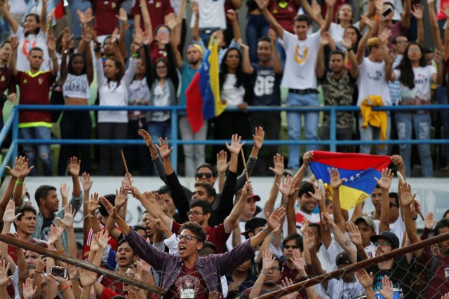 En el Estadio Olímpico de la UCV fanáticos portaron el tricolor al revés en protesta contra Maduro. REUTERS/Ivan Alvarado