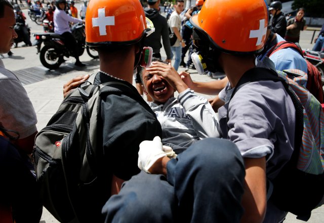 Voluntarios paramédicos atienden a uno de los heridos en la Plaza Francia de Altamira. REUTERS/Ivan Alvarado