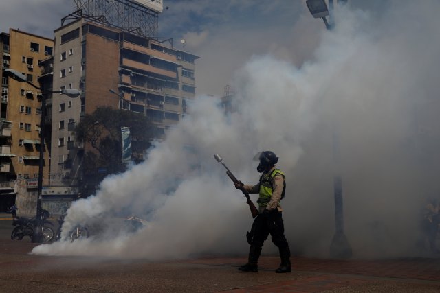 Funcionarios de la PNB y efectivos de la GNB arremetieron contra la manifestación pacífica en Altamira. REUTERS/Carlos Garcia Rawlins