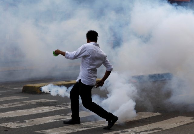 Funcionarios de la PNB y efectivos de la GNB arremetieron contra la manifestación pacífica en Altamira. REUTERS/Carlos Garcia Rawlins