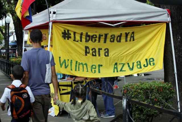 People walk past a banner that reads, "Freedom for Wilmer Azuaje" in Barinas, Venezuela June 14, 2017. Picture taken June 14, 2017. REUTERS/Carlos Eduardo Ramirez