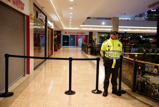 Un oficial de policía detuvo a un cordón en el centro comercial Andino después de que un artefacto explosivo detonó en un baño, en Bogotá, Colombia, el 17 de junio de 2017. REUTERS / Jaime Saldarriaga