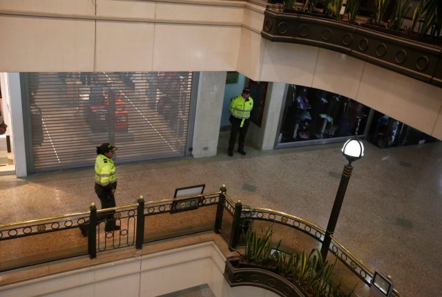 Agentes de policía son vistos dentro del centro comercial Andino después de que un artefacto explosivo detonó en un baño, en Bogotá, Colombia, 17 de junio de 2017. REUTERS / Jaime Saldarriaga