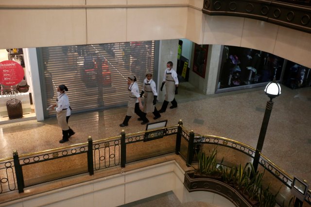 La gente anda dentro del centro comercial Andino después de que un artefacto explosivo detonó en un baño, en Bogotá, Colombia, el 17 de junio de 2017. REUTERS / Jaime Saldarriaga