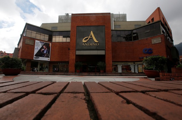 La entrada principal del centro comercial Andino se ve después de un explosivo detonado en un baño el sábado, en Bogotá, Colombia, el 18 de junio de 2017. REUTERS / Jaime Saldarriaga