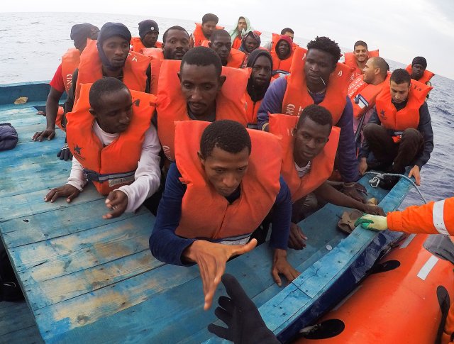 Un grupo de migrantes que logró ser rescatado en el Mar Mediterráneo (Foto: Reuters)