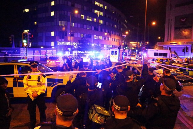 Los agentes de policía asisten a la escena después de que un vehículo colisionó con peatones en el barrio de Finsbury Park, en el norte de Londres, Gran Bretaña, el 19 de junio de 2017. REUTERS / James Cropper