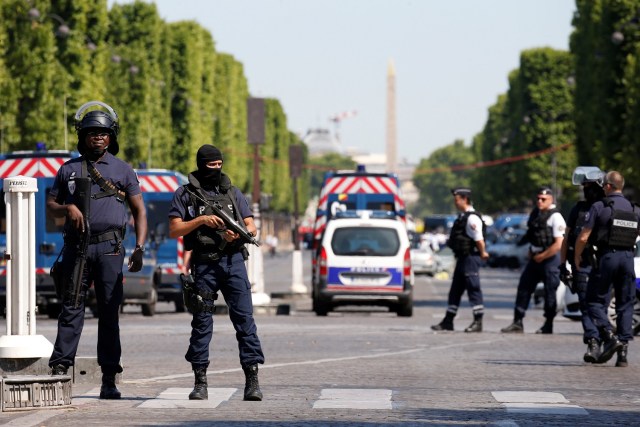 Policías franceses aseguran el área en la avenida de los Campos Elíseos después de un incidente en París, Francia, 19 de junio de 2017. REUTERS / Gonzalo Fuentes