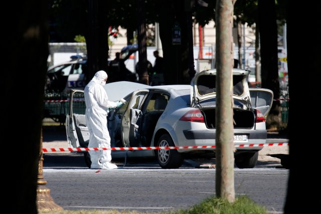El sujeto llevaba bombonas de gas en su vehículo (Foto: Reuters)