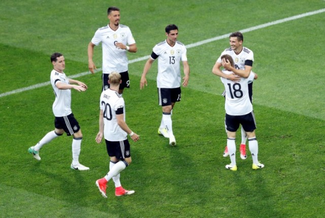 El jugador alemán León Goretzka celebra gol con Joshua Kimmich y sus compañeros, en Sochi, Rusia (Foto: Reuters)