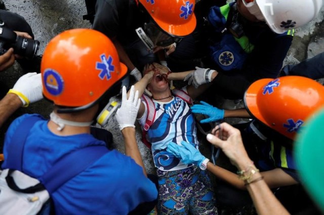 Un manifestante herido es asistido por voluntarios durante una protesta contra el Gobierno del presidente Nicolás Maduro en Caracas, Venezuela, 19 de junio de 2017.  REUTERS/Carlos Garcia Rawlins