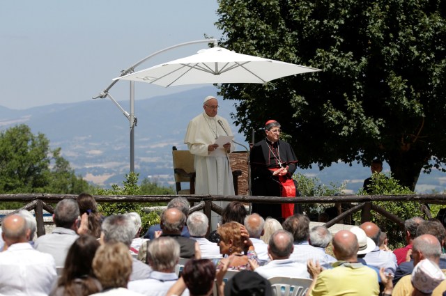 El Papa Francis habla durante una visita a la tumba del influyente sacerdote italiano Don Lorenzo Milani en Barbiana, Italia el 20 de junio de 2017. REUTERS / Max Rossi