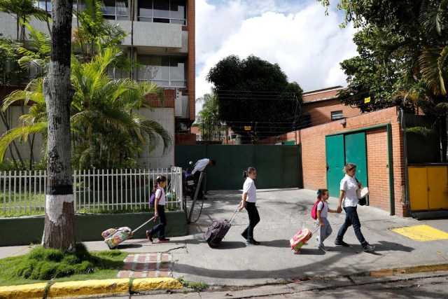 Caribay Valenzuela (R), walks with her daughters (L-R) Carlota, Eloisa and Carmen, after picking them up on the school on a day of protests in Caracas, Venezuela June 19, 2017. Picture taken June 19, 2017. REUTERS/Carlos Garcia Rawlins