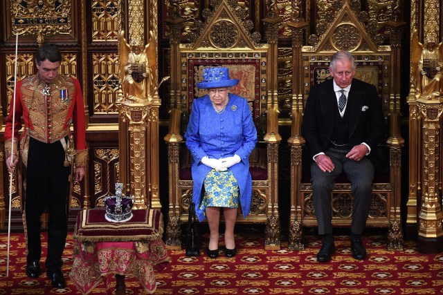 La Reina Isabel de Gran Bretaña y el Príncipe Carlos asisten a la inauguración estatal del Parlamento en el centro de Londres, Gran Bretaña el 21 de junio de 2017. REUTERS / Carl Court / Pool