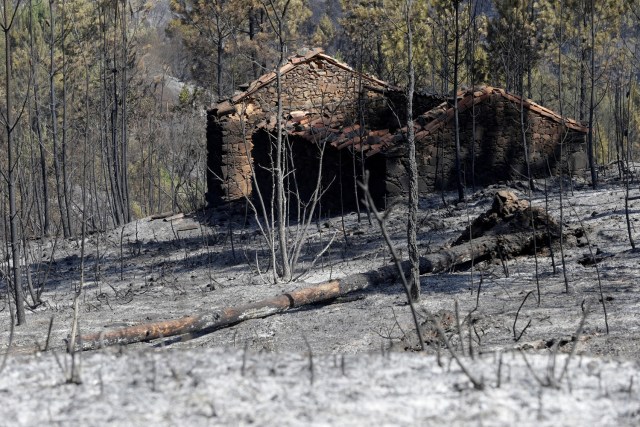 Una casa quemada se ve después de un incendio forestal en Alto da Louriceira, Portugal, 21 de junio de 2017. REUTERS / Miguel Vidal