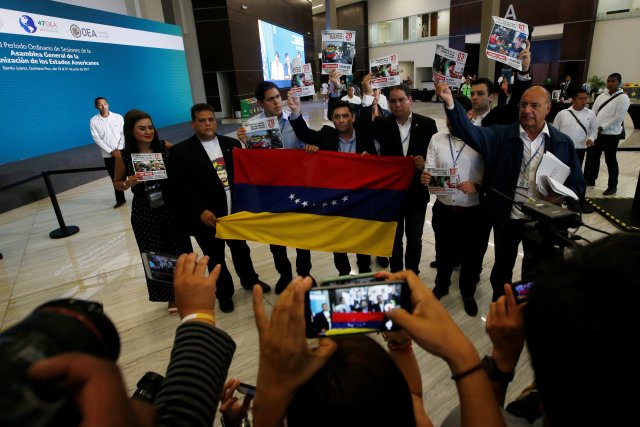 Momento en que diputados venezolanos interrumpen sesión de la OEA al grito de "asesinos" REUTERS/Carlos Jasso