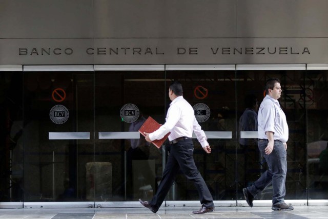 People walk past an entrance of the Venezuela's Central Bank in Caracas, Venezuela June 22, 2017. REUTERS/Marco Bello