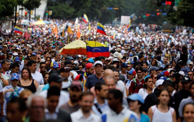 Laoposicióhn llenará las calles este domingo contra la Constituyente cubana que pretende imponer Maduro. REUTERS/Carlos Garcia Rawlins