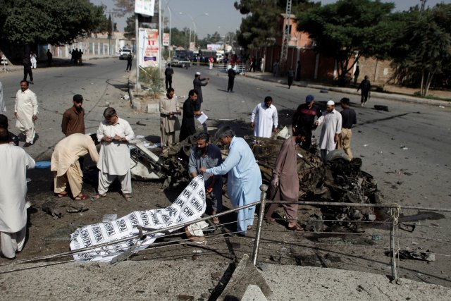 Los oficiales de policía y rescate cubren un cuerpo después de una explosión en Quetta, Pakistán el 23 de junio de 2017. REUTERS / Naseer Ahmed PLANTILLA