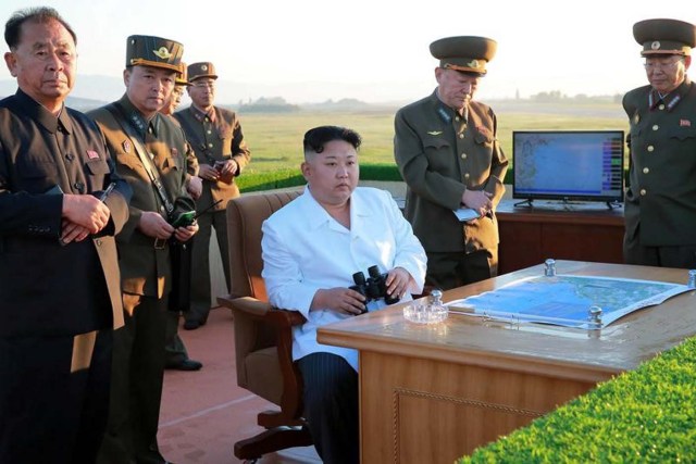 Imagen de archivo del líder de Corea del Norte Kim Jong Un supervisando un sistema de defensa de misiles en una fotografía sin fechar facilitada por la agencia oficial de noticias norcoreana KCNA. 28 mayo 2017. China y Estados Unidos acordaron que los esfuerzos para desnuclearizar la Península de Corea deberían ser "completos, verificables e irreversibles", informaron los medios estatales chinos el sábado, tras las reuniones de alto nivel celebradas esta semana en Washington. KCNA/via REUTERS