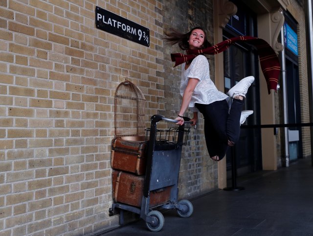 Una mujer posa para una fotografía en la estación Kings Cross, en Londres, Gran Bretaña el 26 de junio de 2017. El primer libro de Harry Potter, 'Harry Potter y la Piedra Filosofal' fue publicado por primera vez hace 20 años. Foto: REUTERS / Eddie Keogh