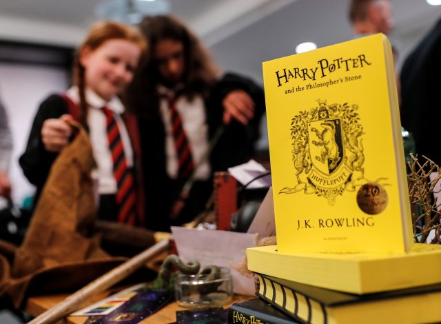 Los fans de Harry Potter asisten a una presentación de aniversario en la librería Waterstones de Londres, Gran Bretaña el 26 de junio de 2017. Foto: REUTERS / Eddie Keogh 
