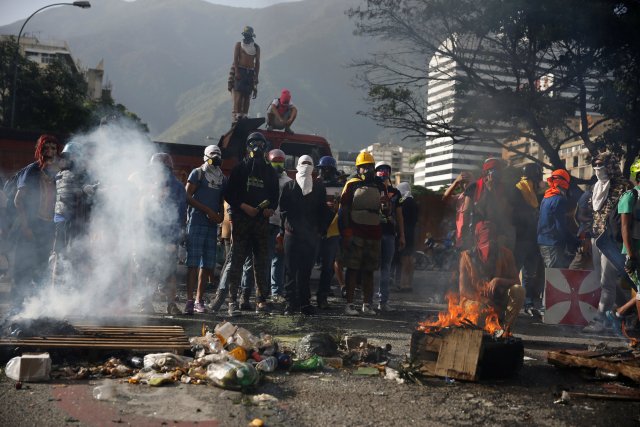Protesters stand at a roadblock during a rally against Venezuela's President Nicolas Maduro's government in Caracas, Venezuela June 26, 2017. REUTERS/Ivan Alvarado