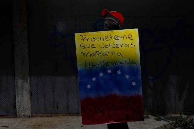 Los muchachos elaboran sus escudos con antenas parabólicas, tapas de alcantarillas, pedazos de barriles o cualquier trozo de metal o madera que tengan a la mano REUTERS/Carlos Garcia Rawlins