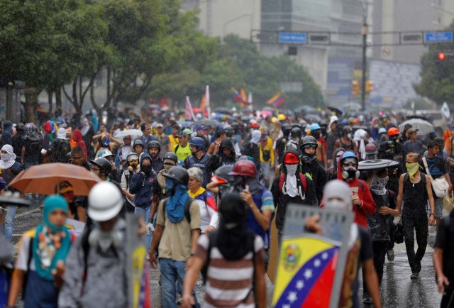 People march in the rain during a rally against Venezuela's President Nicolas Maduro's government in Caracas, Venezuela June 29, 2017. REUTERS/Ivan Alvarado