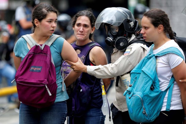 La policía detiene a estudiantes que manifestaban en  Caracas, Venezuela June 29, 2017. REUTERS/Ivan Alvarado