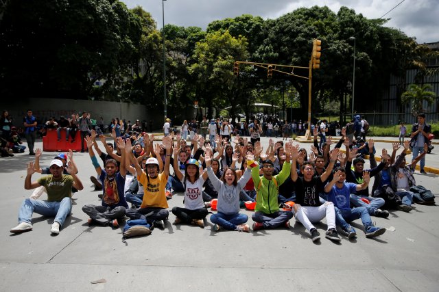 Opposition supporters block a street during a rally against Venezuela's President Nicolas Maduro's Government in Caracas, Venezuela, June 30, 2017. REUTERS/Ivan Alvarado